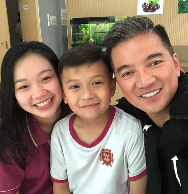 Mr. Đàm có 2 người con nuôi gồm một bé gái tên là Huỳnh Như và bé trai tên Tấn Bảo (tên thân mật là Cu Tin). 
