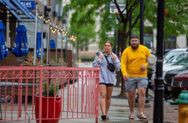 Người dân ở bang Iowa không đeo khẩu trang khi đi trên đường. Ảnh: Reuters