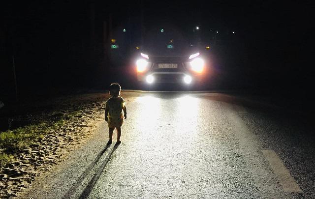 Cháu bé 2 tuổi lang thang một mình giữa đường lúc 1h sáng được anh Nguyễn Xuân Trường phát hiện và tìm người thân giao lại an toàn.