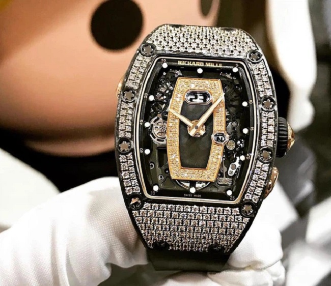 Cuối tháng 3 vừa qua, đại gia này đã tậu một chiếc đồng hồ Richard Mille cho bà xã Mina Phạm. Chiếc đồng hồ này được tiết lộ có giá là 3xx.000 USD, không rõ xx chính xác là bao nhiêu nhưng hơn 300 nghìn USD thì chắc chắn phải từ 7 tỷ đồng trở lên.

