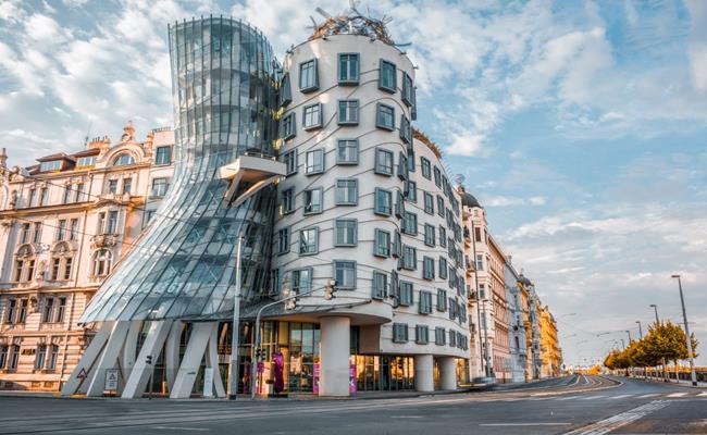 Tòa nhà Dancing House  này nằm ở Prague, Cộng hòa Séc. Kiến trúc của nó từng gây ra khá nhiều tranh cãi.
