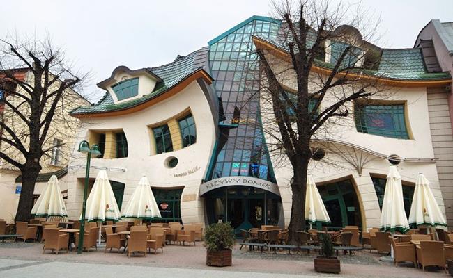 Tòa nhà The Crooked House này nằm ở Ba Lan. Công trình có kiến trúc vặn xoắn này được xây dựng vào năm 2004, cao gần 4.000 m và là một phần của khu mua sắm Rezydent.&nbsp;
