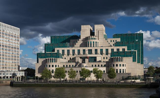 Tòa nhà SIS (M16) - trụ sở mật vụ tình báo Anh từng liên tục đứng đầu các cuộc càn quét để tìm ra toà nhà “xấu xí” nhất thế giới.
