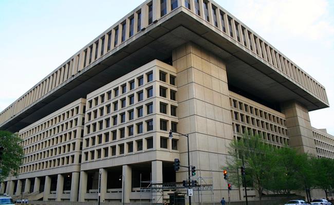 Đây là tòa nhà J.Edgar Hoover tại Washington D.C. Khi trụ sở FBI được hoàn thành vào năm 1974, tòa J.Edgar Hoover đã tiêu tốn 126 triệu đô la để xây dựng. Được biết, đây là trụ sở chính phủ đắt nhất từ trước tới nay tại Mỹ. 
