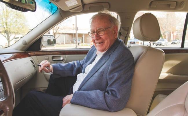Tuy nhiên, Warren Buffett chỉ mua chiếc Cadillac DTS giá 45.000 USD (1,04 tỷ đồng) vào năm 2006.
