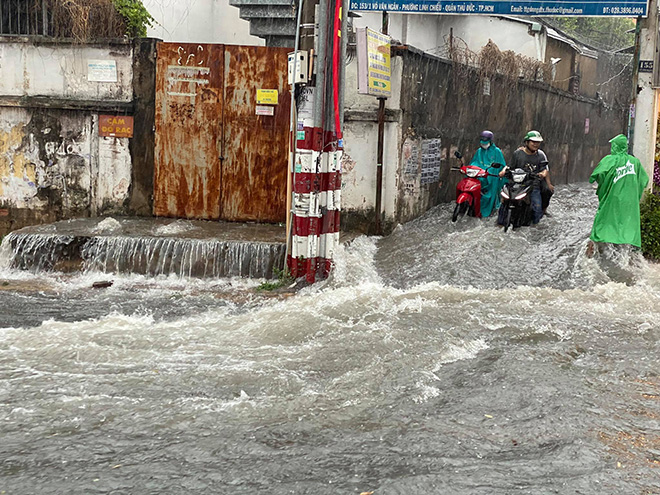 Nước chảy cuồn cuộn trên đường Võ Văn Ngân, TP Thủ Đức
