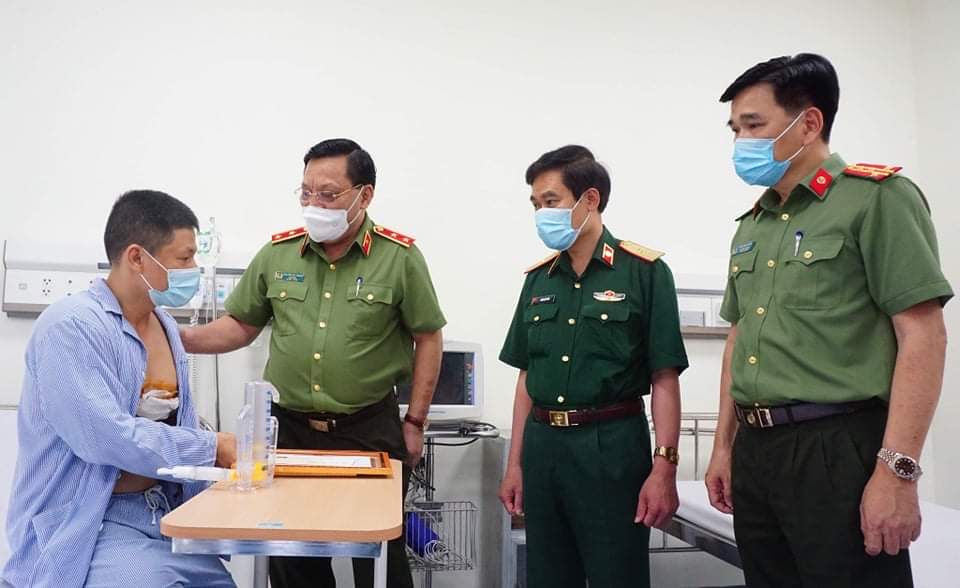 Trung tướng Nguyễn Hải Trung thăm hỏi, động viên tài xế Nguyễn Trần Minh tại bệnh viện.