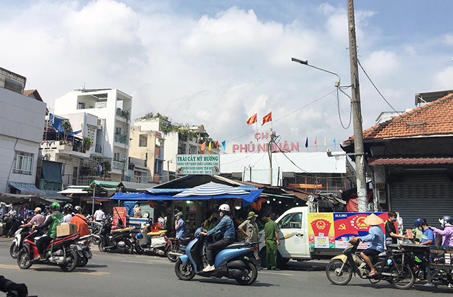 Một phần chợ Phú Nhuận bị phong tỏa để lực lượng y tế lấy mẫu xét nghiệm tầm soát COVID-19.