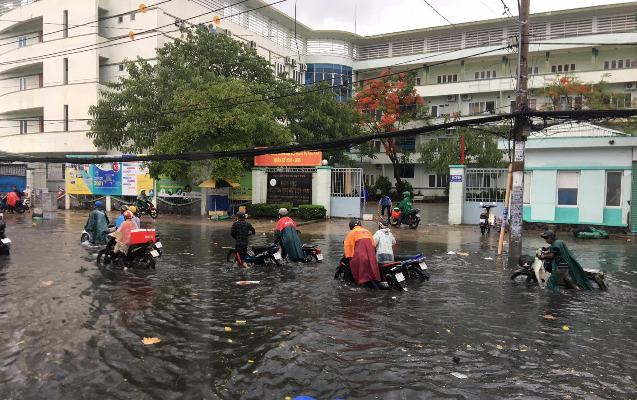 Hàng loạt phương tiện bị chết máy khi “bơi” trên đường. “Đường nào cũng ngập nên không biết đi đường nào. Tránh đường này thì đường kia cũng ngập. Giờ tôi phải đẩy xe đi tìm chỗ sửa vì xe đã chết máy, mệt không thể diễn tả nỗi”, chị Lê Thị Tuyền ngụ TP Thủ Đức nói.