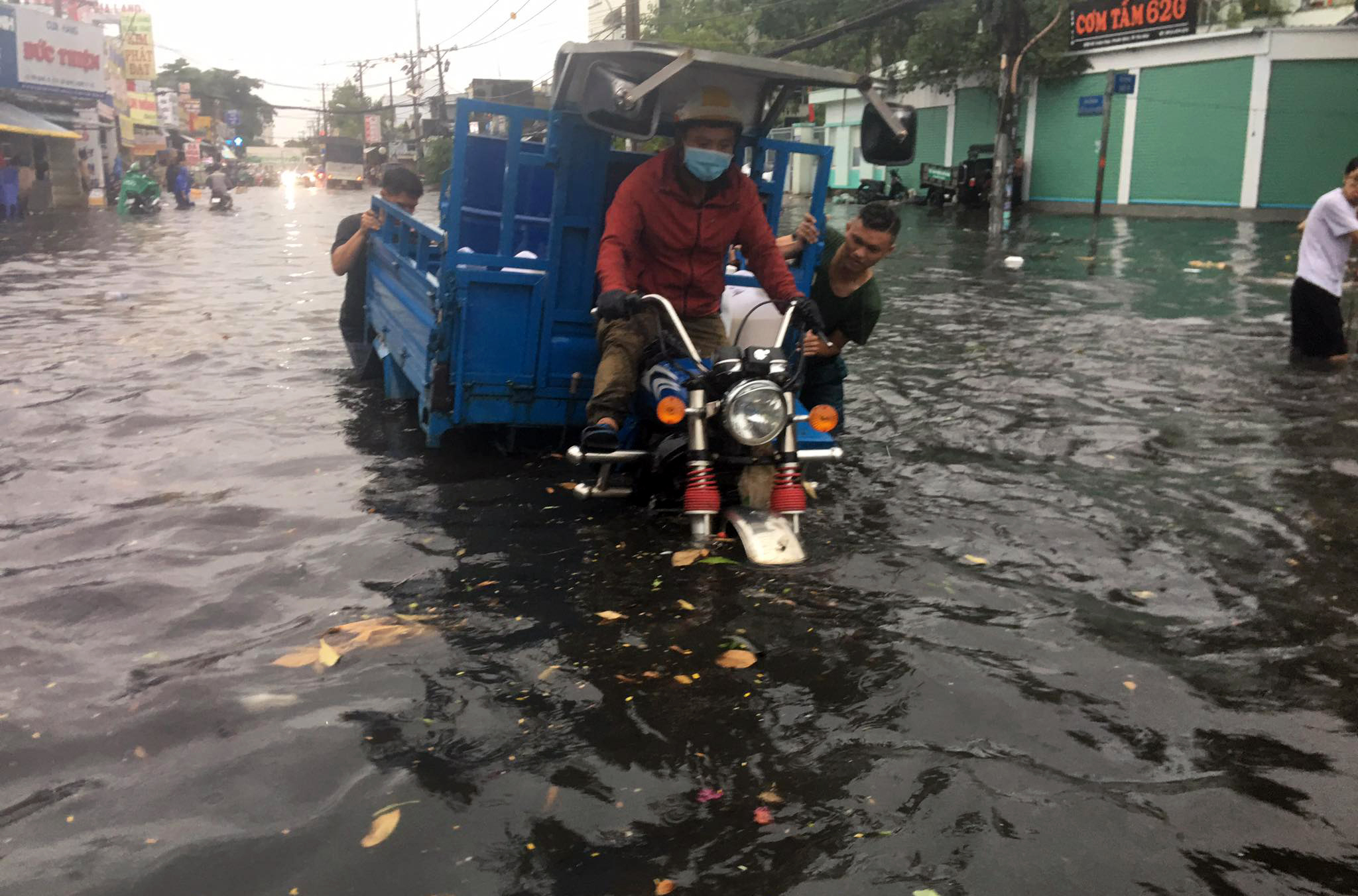 Xe ba gác máy cũng cùng chung cảnh ngộ với xe máy khi đi qua đoạn ngập nước sau cơn mưa 1 giờ ở TP Thủ Đức.