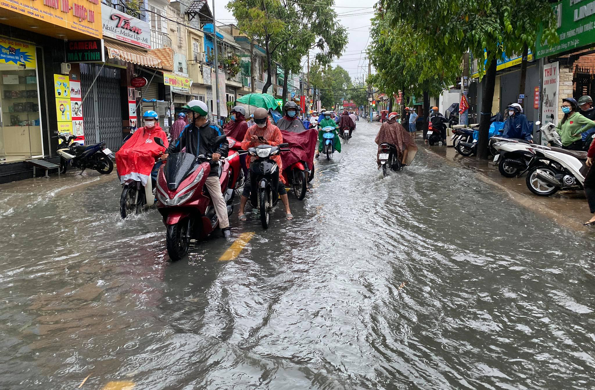 Nhiều người rơi vào tình trạng “tiến thoái lưỡng nan” trên đường vì khắp nơi đều ngập.