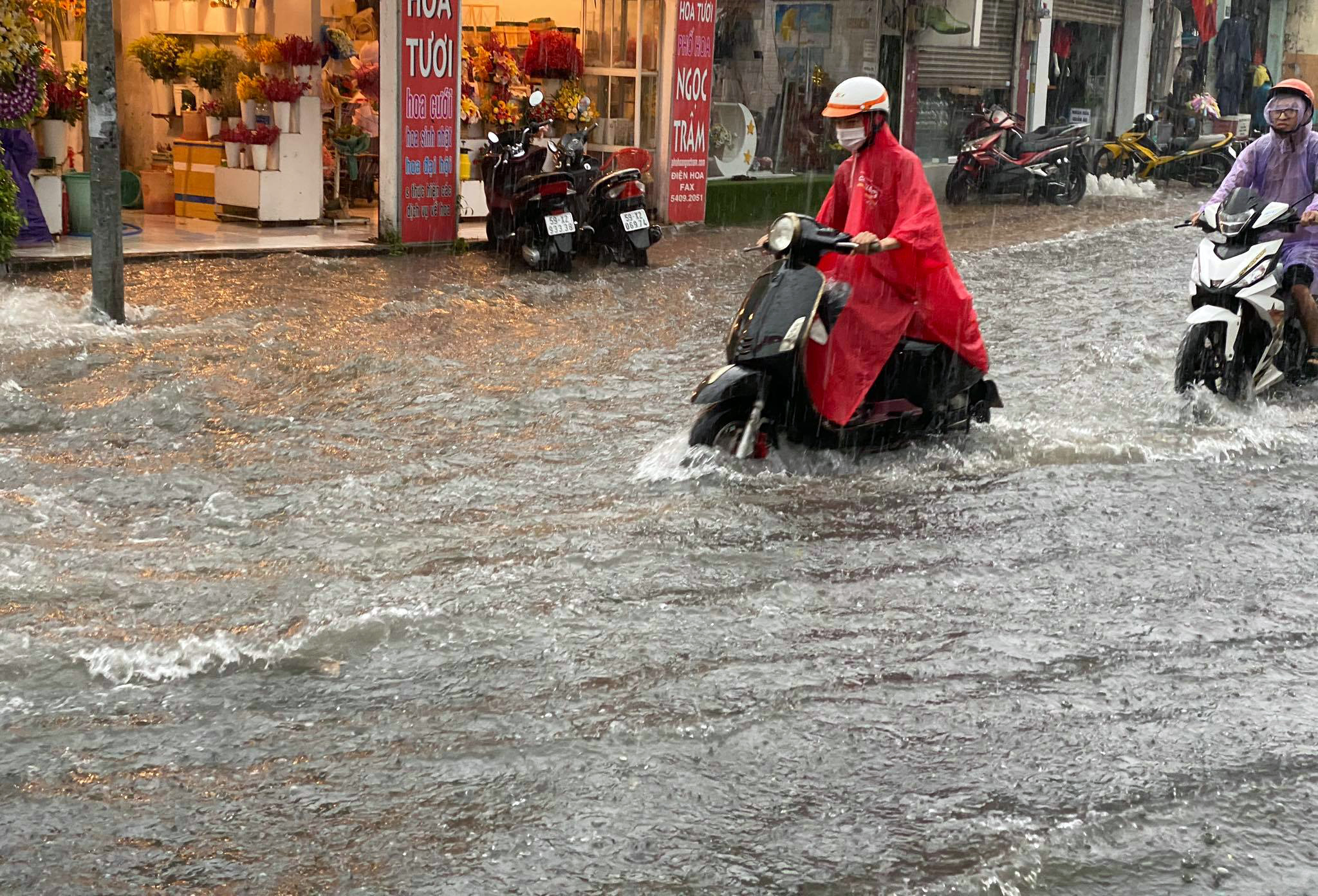 &nbsp;Sau 30 phút, hàng loạt tuyến đường như: Lê Văn Việt, Đỗ Xuân Hợp, Tô Ngọc Vân, Dương Văn Cam…đã biến thành sông.