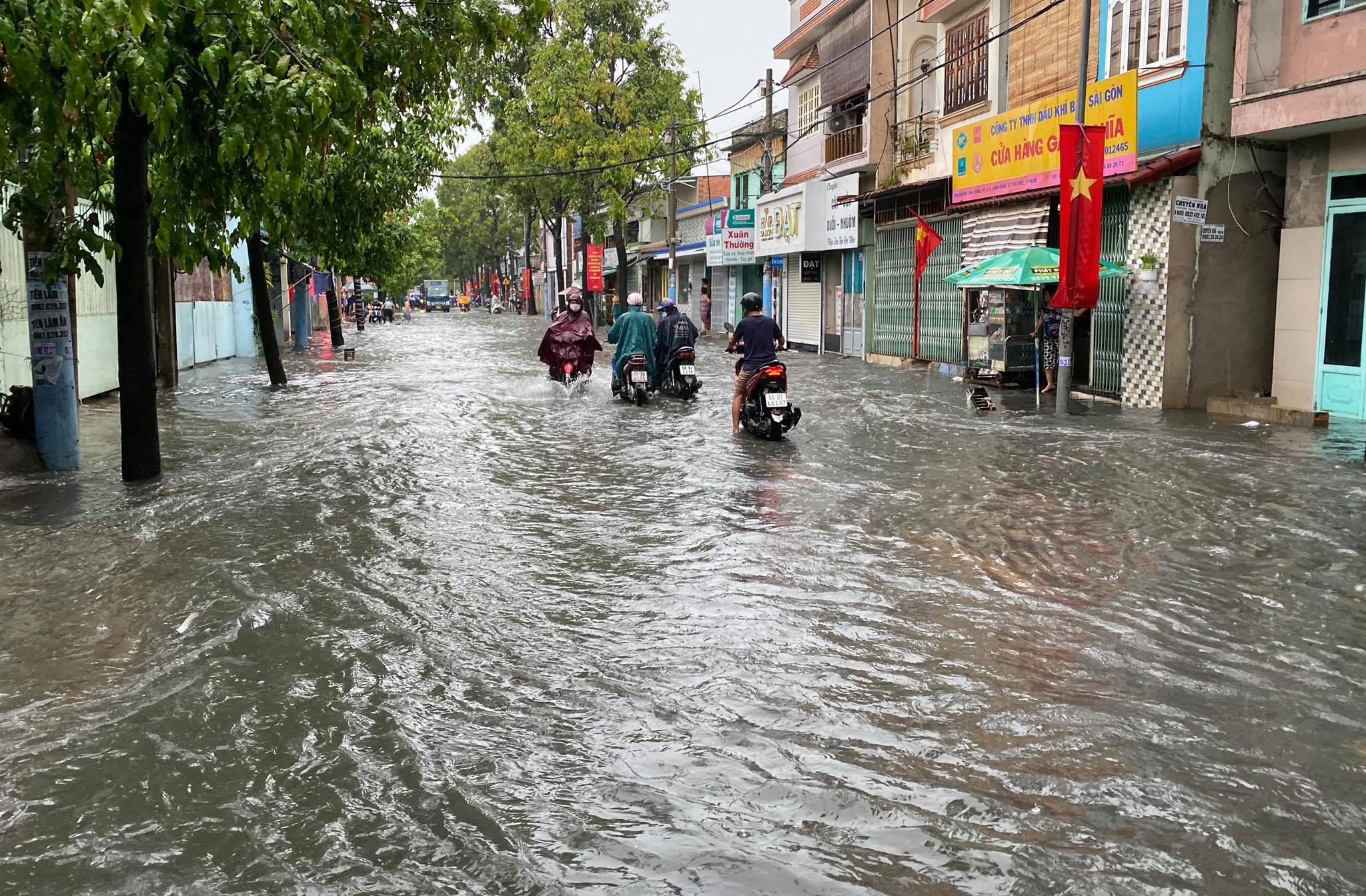 &nbsp;Nhiều đường nước ngập kéo dài cả km khiến việc lưu thông của người dân gặp rất nhiều khó khăn. Các cửa hàng kinh doanh hai bên đường cũng bị “đóng băng” do nước bủa vây.