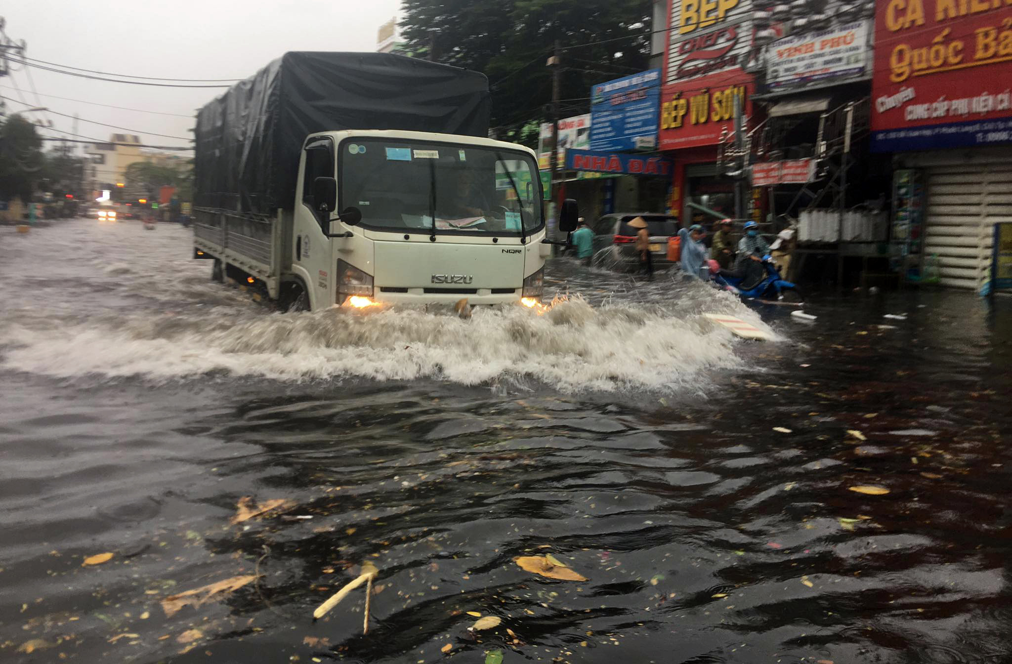 Mỗi khi có xe tải, xe ô tô lưu thông qua, sóng đánh nước văng tung tóe hai bên đường. Người đi xe máy phải gồng mình giữ xe để không bị ngã.