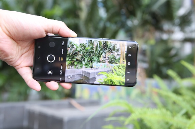 Thiết bị Android hàng đầu này của Oppo là sản phẩm đầu tiên được trang bị camera có thể chụp ảnh, xử lý và hiển thị 1 tỉ màu với hệ thống quản lý màu 10-bit toàn đường độc quyền từ Oppo.
