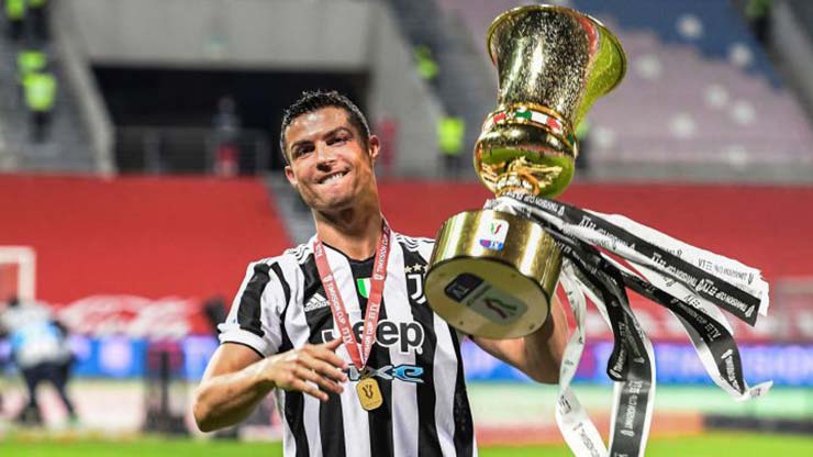 Ronaldo bên cúp vô địch Coppa Italia, anh và Juventus có thể&nbsp;không được đá Champions League mùa sau