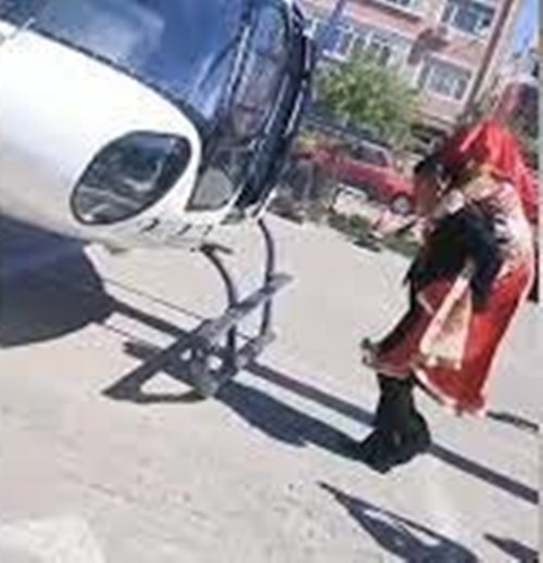 Hình ảnh chú rể ở Nội Mông Cổ cõng cô dâu ra trực thăng.&nbsp;
