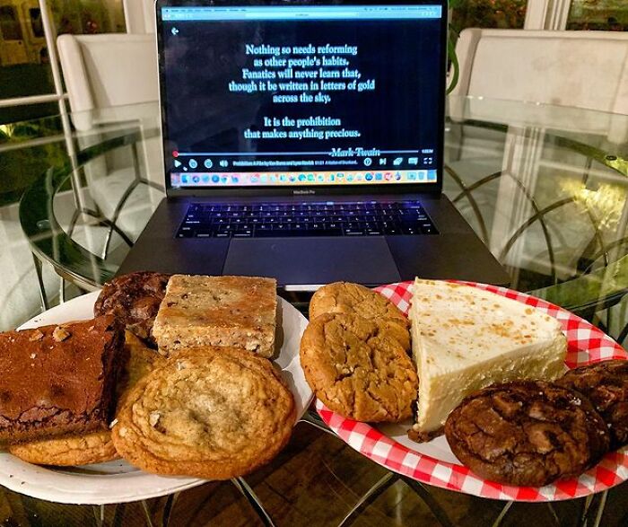 Brownies, Blondies, bơ đậu phộng, chocolate chip và chocolate cookies và bánh chessecake.