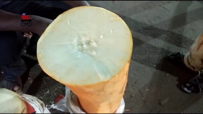 Người Ấn Độ mua loại củ này để ăn nhằm giải nhiệt như một thứ "trái cây".
