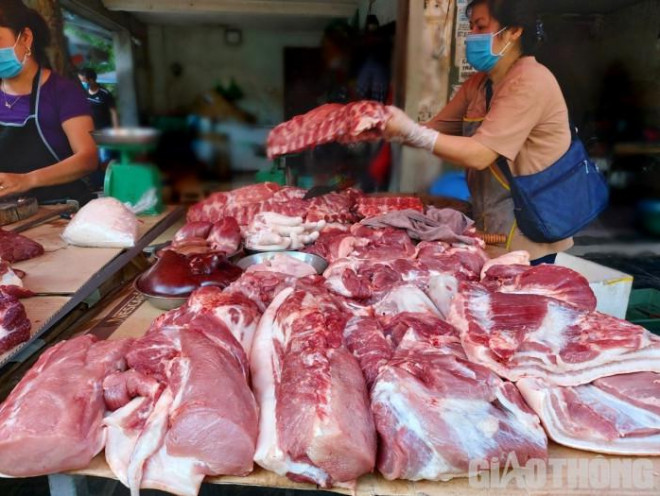 Giá thịt lợn bán lẻ chưa tương xứng với giá lợn hơi đang lao dốc.