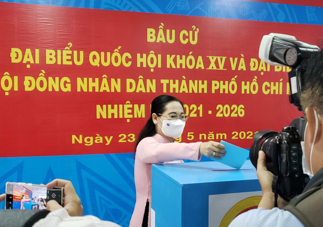 Bà Nguyễn Thị Lệ, Phó Bí thư Thành ủy, Chủ tịch HĐND TP, có mặt tại điểm bầu cử phường 12, quận 3.