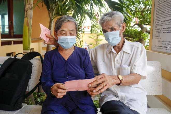 Vợ chồng ông Hồ Văn Trào (81 tuổi) và bà Đặng Thị Nga (75 tuổi) cùng nhau đi bỏ phiếu. Ảnh: Nguyệt Nhi