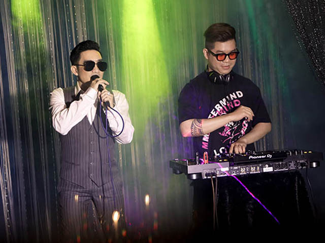 Quang Hà biến phòng thu thành sân khấu hoành tráng làm show nhạc online miễn phí