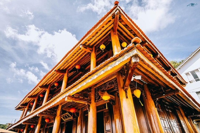Công trình có kiến trúc kiểu nhà sàn Bắc Bộ lai kiến trúc Mường và Thái vì được xây dựng tại nơi có hai đồng bào dân tộc này sinh sống.
