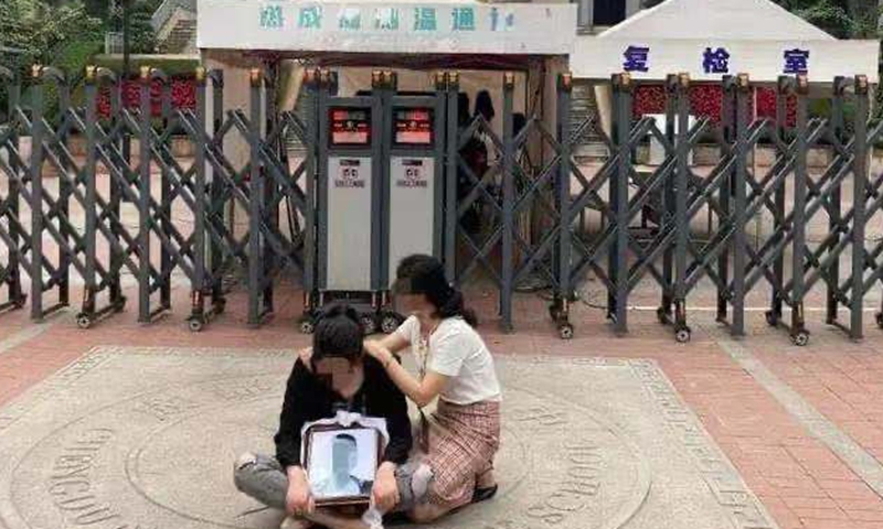 Mẹ của nam sinh 17 tuổi đau khổ trước sự ra đi của con trai, cho biết còn quá nhiều vấn đề liên quan tới vụ việc chưa được giải đáp. Ảnh: Sina Weibo