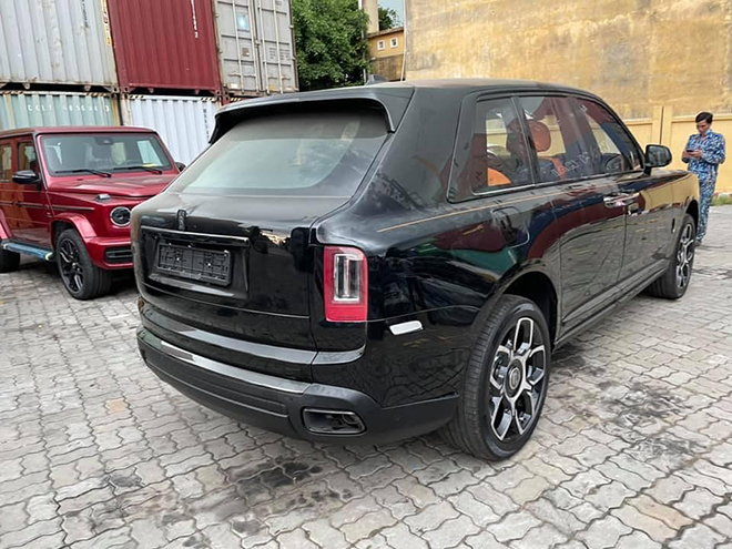 Rolls-Royce Cullinan Black Badge thứ 3 về Việt Nam sở hữu nội thất màu &#34;hơi mệt&#34; - 2