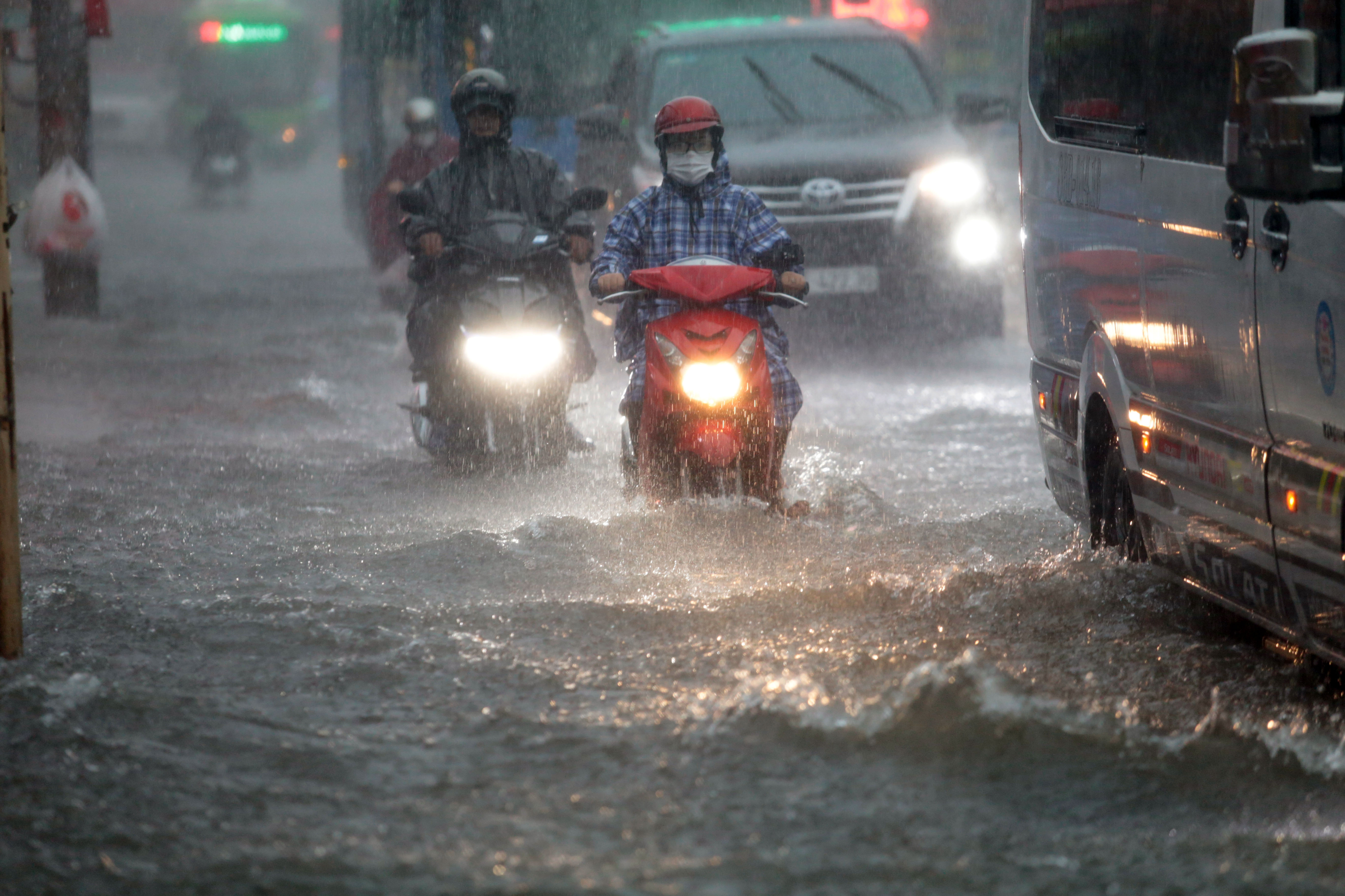 Tại đường Lê Văn Việt nước ngập gần 0,5m kéo dài gần 1km.