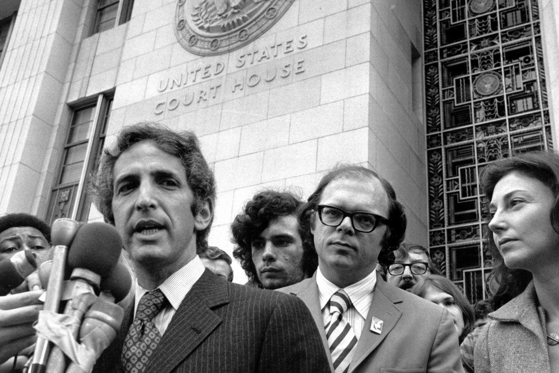 Daniel Ellsberg phát biểu bên ngoài tòa nhà liên bang ở Los Angeles, Mỹ năm 1973.