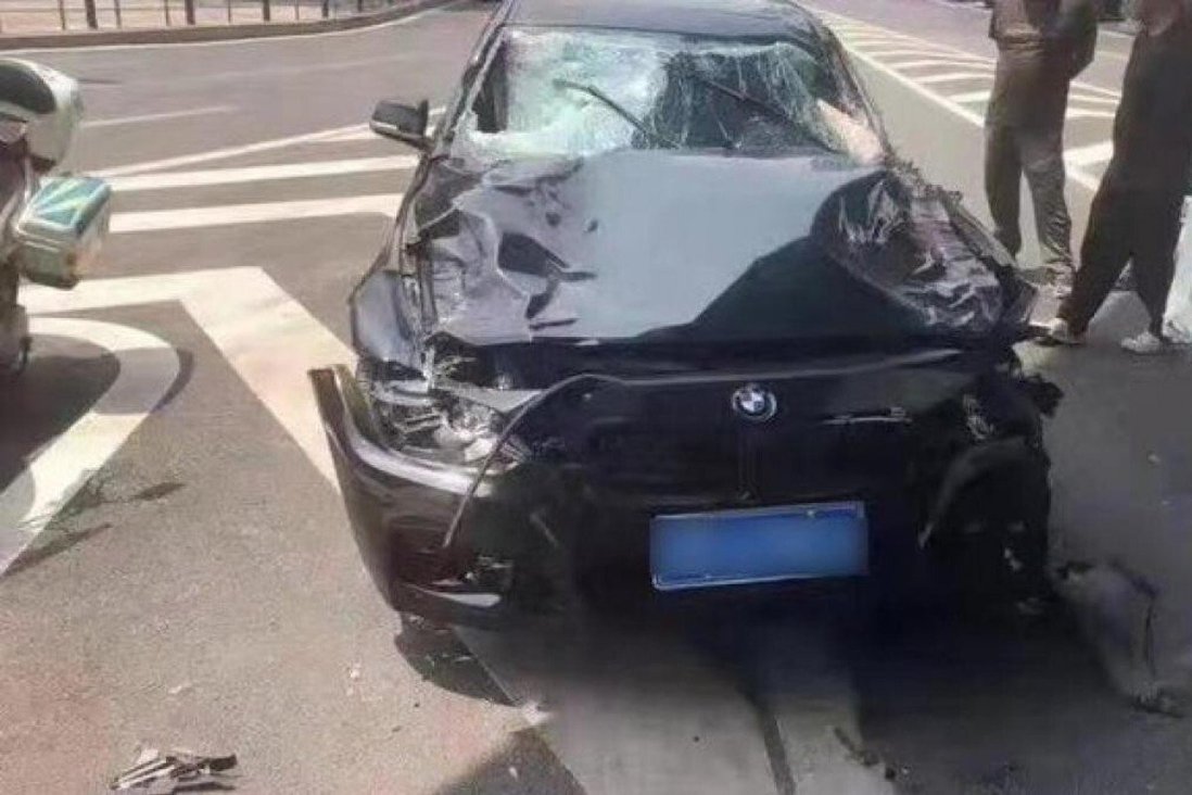 Chiếc BMW bị hư hại nặng sau vụ tai nạn gây chết người.