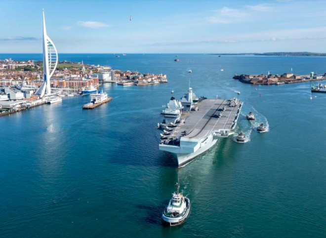 Tàu sân bay HMS Queen Elizabeth trị giá 3 tỷ bảng trên vùng cảng Portsmouth. Ảnh: SWNS