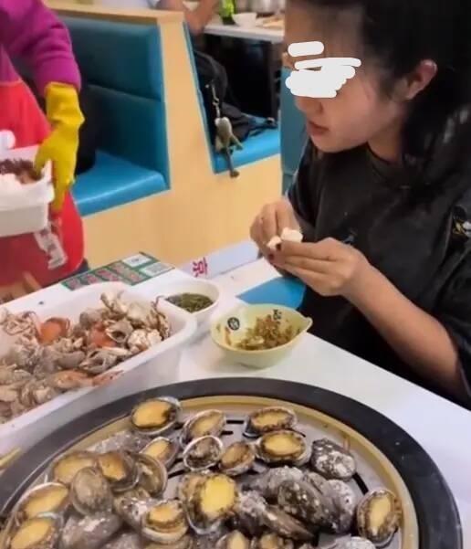 Đi ăn buffet hải sản, cô gái vô tư đánh chén tận 100 con bào ngư, phản ứng khó chịu của ông chủ gây tranh cãi - 1