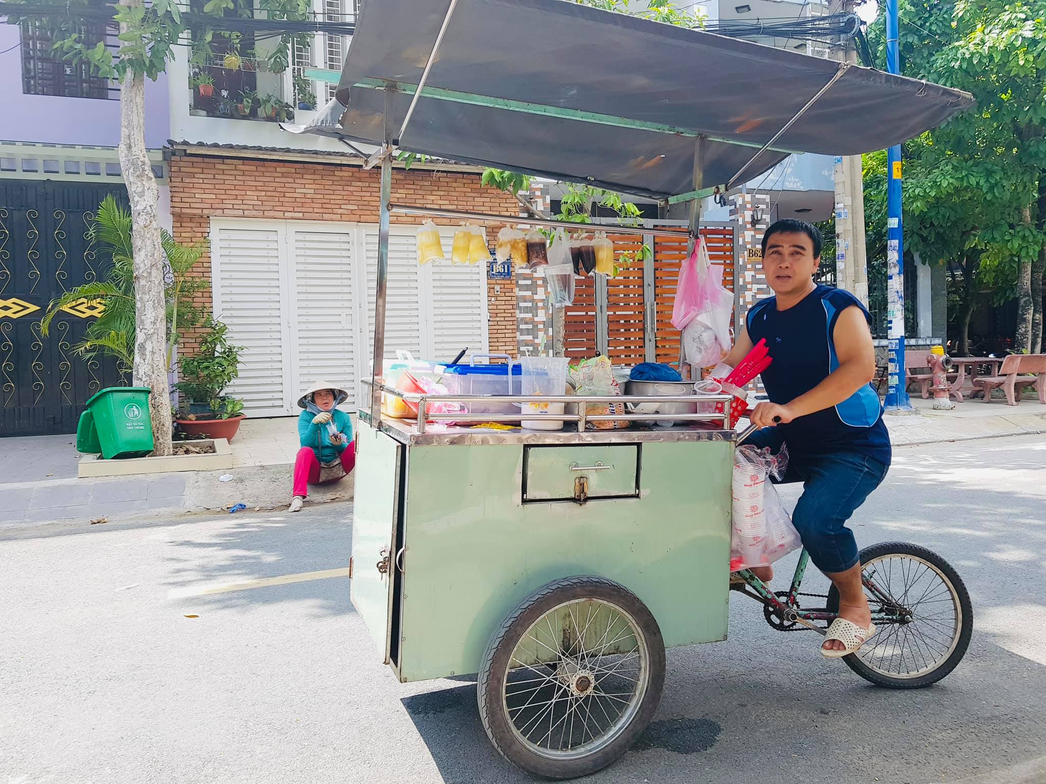 MC Quyền Linh thường tham gia các chương trình từ thiện giúp đỡ người nghèo