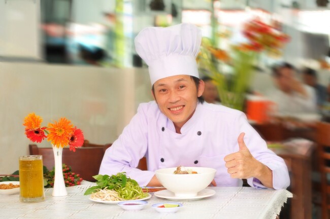 Ngoài hoạt động nghệ thuật, Hoài Linh còn có 2 chuỗi cửa hàng bún mọc nổi tiếng, được đánh giá 7 sao trên một ứng dụng về ẩm thực. 
