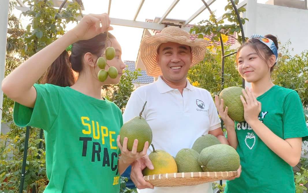 Gia đình Quyền Linh sống trong biệt thự 21 tỷ đồng, có sân vườn rộng rãi