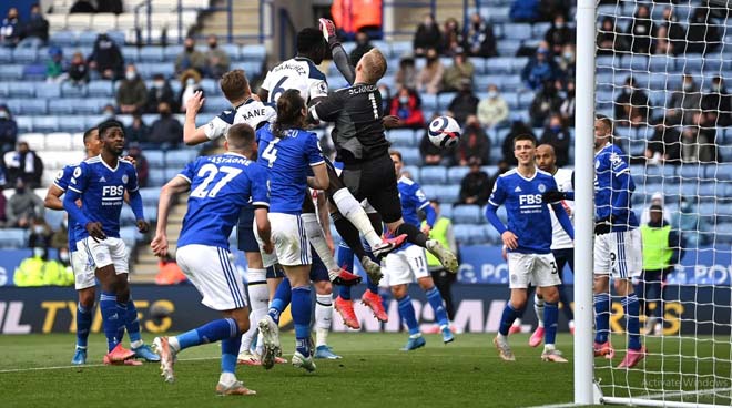 Sai lầm của thủ môn Schmeichel đã khiến Leicester văng top 4