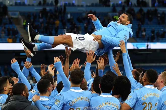 Các cầu thủ Man City tung hô Aguero