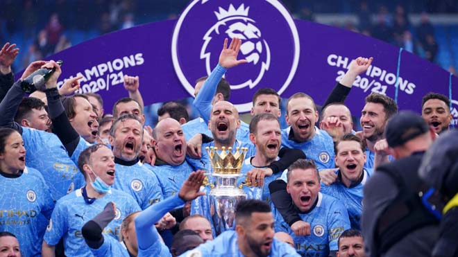 Các nhân viên của Man City ăn mừng cùng HLV Pep Guardiola trong ngày vui của đội bóng