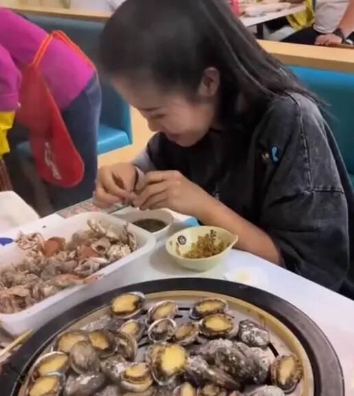 Đi ăn buffet cô gái &#34;chén&#34; 100 con bào ngư, phản ứng khó chịu của nhà hàng gây tranh cãi - 2