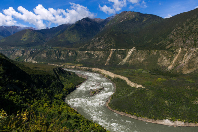 Thung lũng sông Nhã Lỗ Tạng Bố - thung lũng sông sâu nhất thế giới, phù hợp để phát triển thủy điện nhưng lại nằm trong vùng địa chất phức tạp. Ảnh: ALAMY