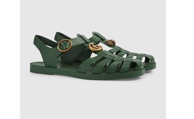 Ngoài Zara, Gucci cũng từng cho ra mắt sản phẩm thời trang giống hệt… dép dành cho bộ đội Việt Nam.&nbsp;
