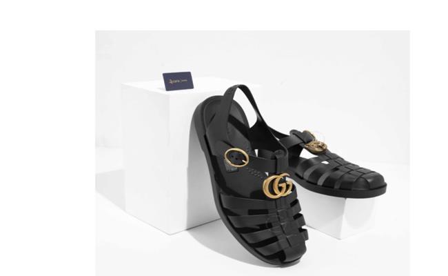 “Dép bộ đội” phiên bản Gucci thực chất là mẫu sandal cao su cài khóa, nó có tên là "Rubber buckle strap sandal".
