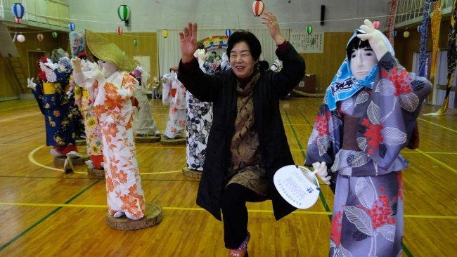 Người đứng sau sự nổi tiếng toàn cầu này là Ayano Tsukimi, một cư dân của ngôi làng hẻo lánh Nagoro ở Nhật Bản. Bà làm điều đó để chống lại cảm giác trống vắng và cô đơn ở Nagoro.

