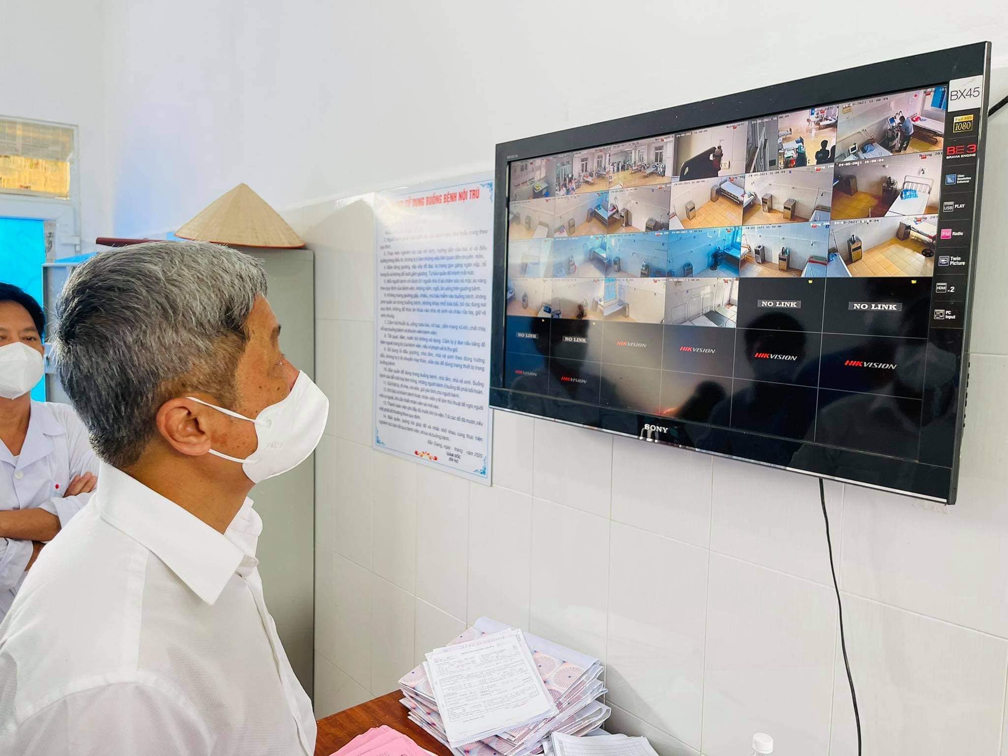 Thứ trưởng Nguyễn Trưởng Sơn kiểm tra đơn vị điều trị tích cực (ICU) mới được Bệnh viện Bạch Mai hỗ trợ thiết lập tại Bệnh viện Phổi tỉnh Bắc Giang.