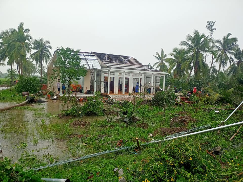 Trận mưa dông kèm lốc xoáy khiến 24 căn nhà bị thiệt hại