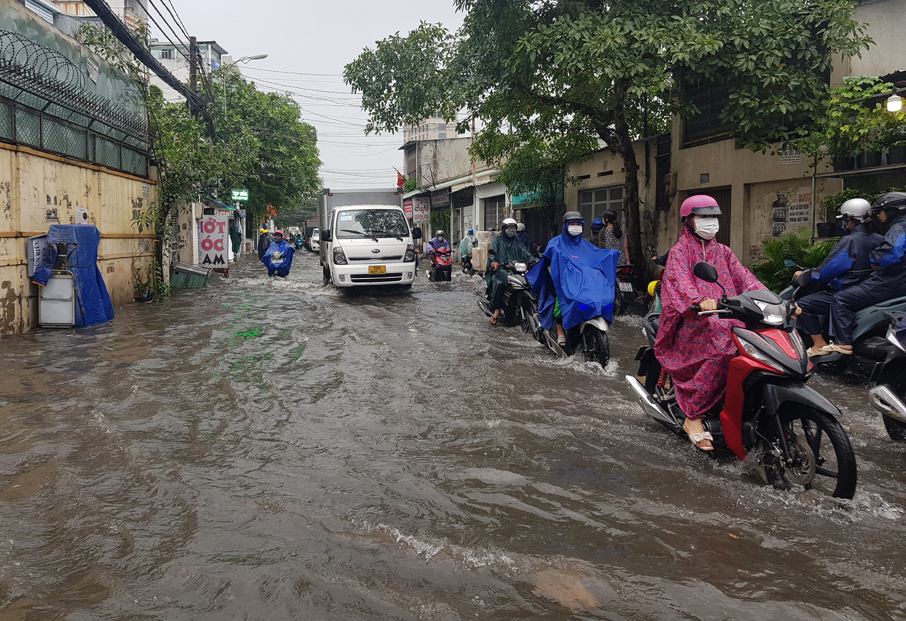 Từ 8h sáng nay, nhiều khu vực ở TP.HCM xuất hiện mưa lớn khiến hàng chục tuyến đường bị ngập sâu.