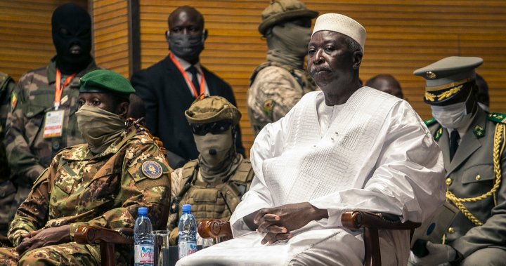 Tổng thống lâm thời Mali&nbsp;Bah Ndaw (phải) trong lễ chuyển giao quyền lực cho chính quyền dân sự.